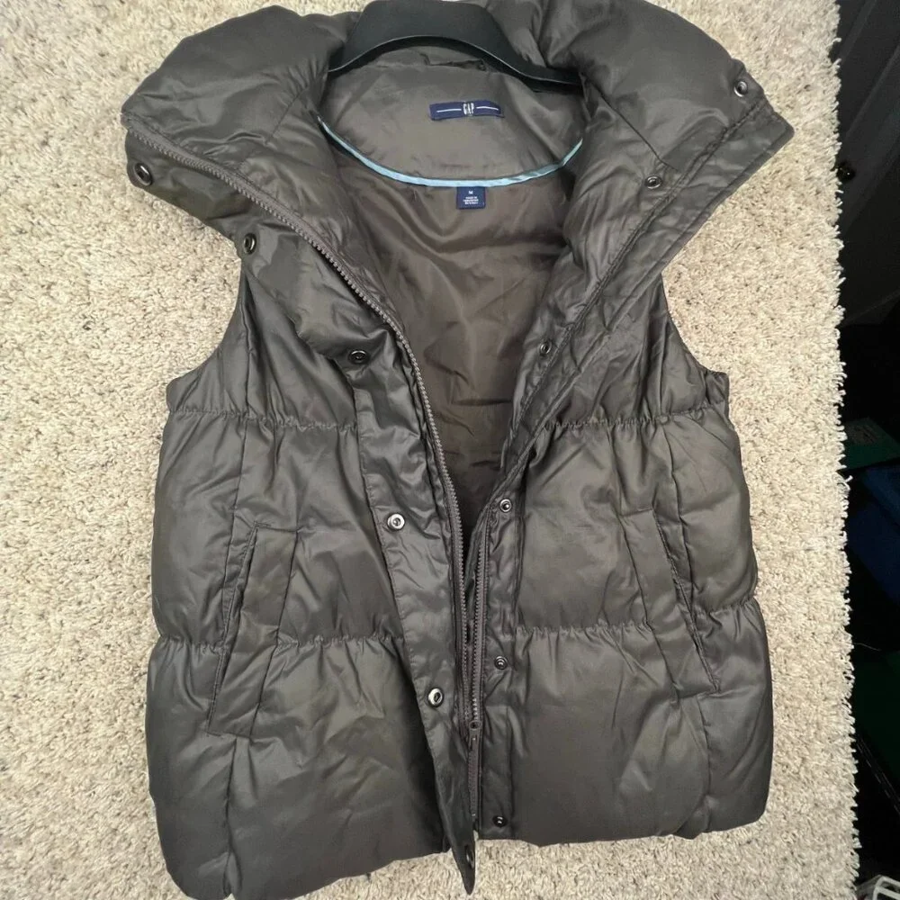 Gap Down Insulated Puffer Vest Women’s Size Medium Full Zip Snap Up w Pockets - Picture 6 of 10